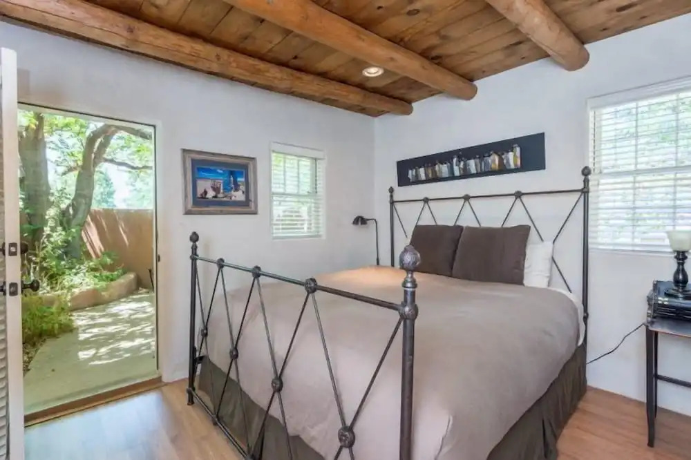 La Luz - Luxurious East Side Adobe With Hot Tub and Kiva Fireplace, Walk Everywhere