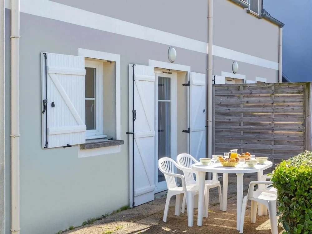 Brittany Flat, Beach & Pool