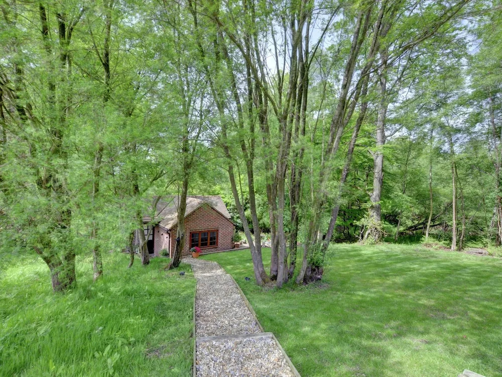 Quaint Holiday Home in Hartfield for Couples near City Center
