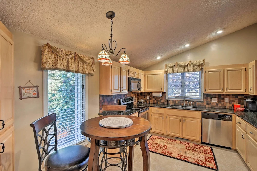 Summer in the Smokies! Hayesville Bungalow w/ Deck