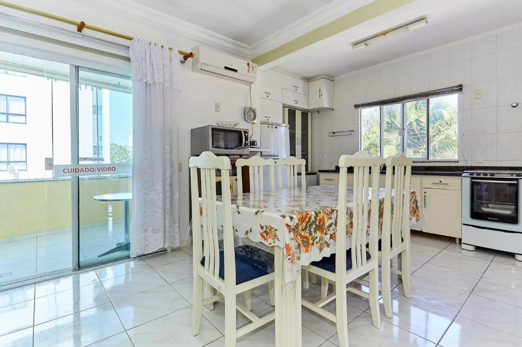 1040 - Departamento 2 quartos na Rua Pirajica . 200 m da Praia Bombinhas Centro