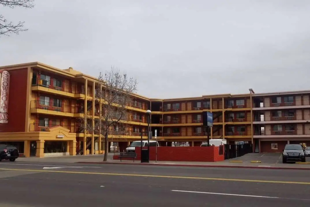 Howard Johnson by Wyndham Downtown Reno