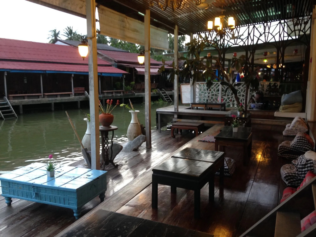 At Casa Guesthouse Amphawa