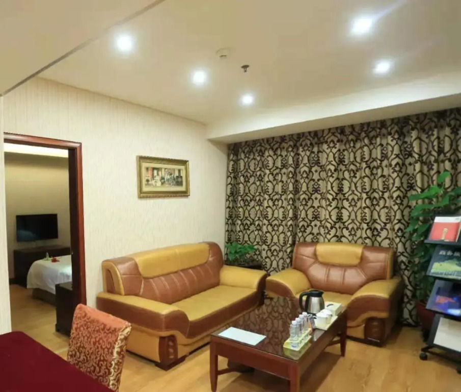 Vienna Hotel Shenzhen Pinghu Center Metro Station