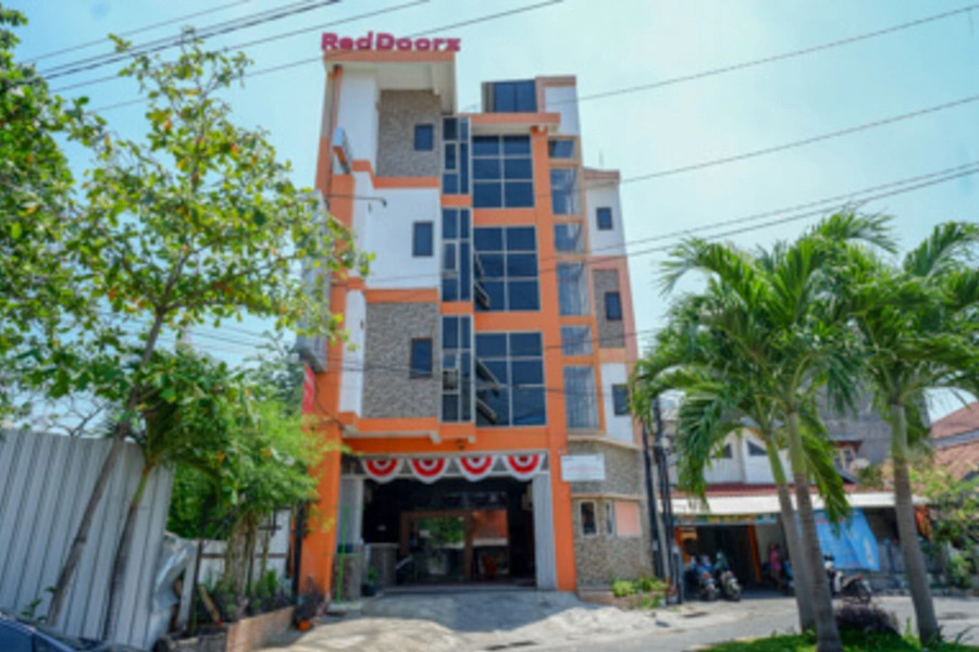 RedDoorz Plus near Ciputra Mall Simpang Lima 2