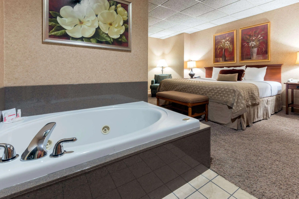 Ramada by Wyndham Topeka Downtown Hotel & Convention Center