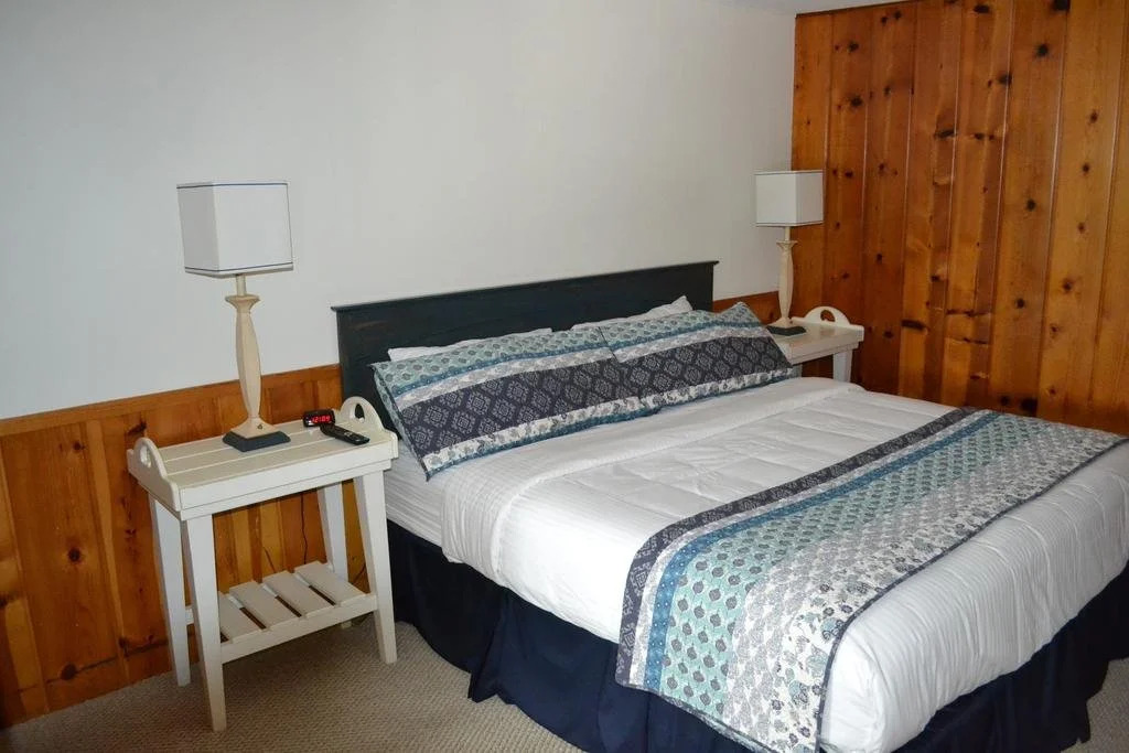 Buzz's Lakeside Inn