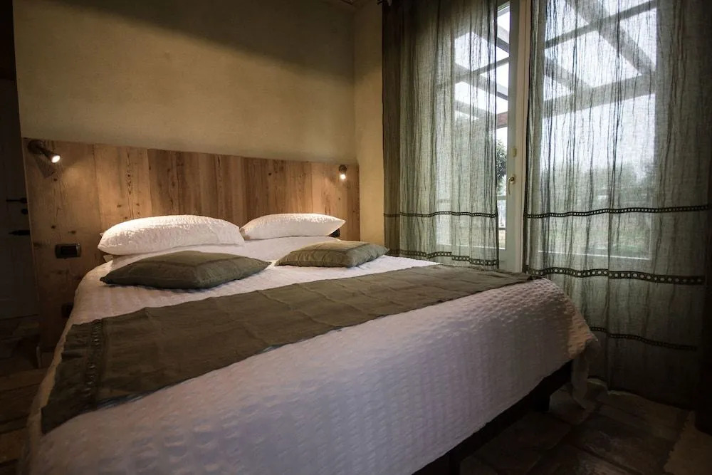 Olimagio Farm Stay with animals and 25m pool, beach at cycling distance