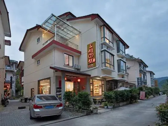 Row 3 No. 7 Hostel