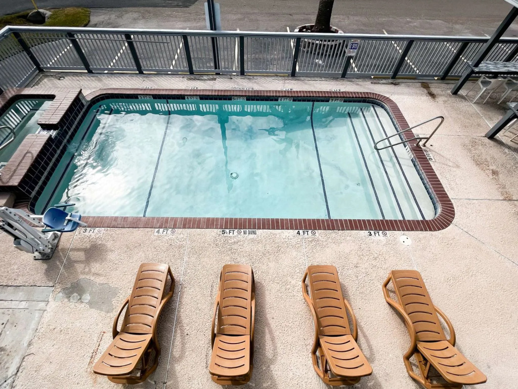 Blue Wave Inn