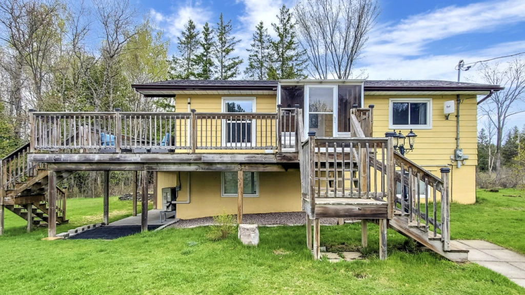 Waterfront Cottage w/ Heating + Kitchen