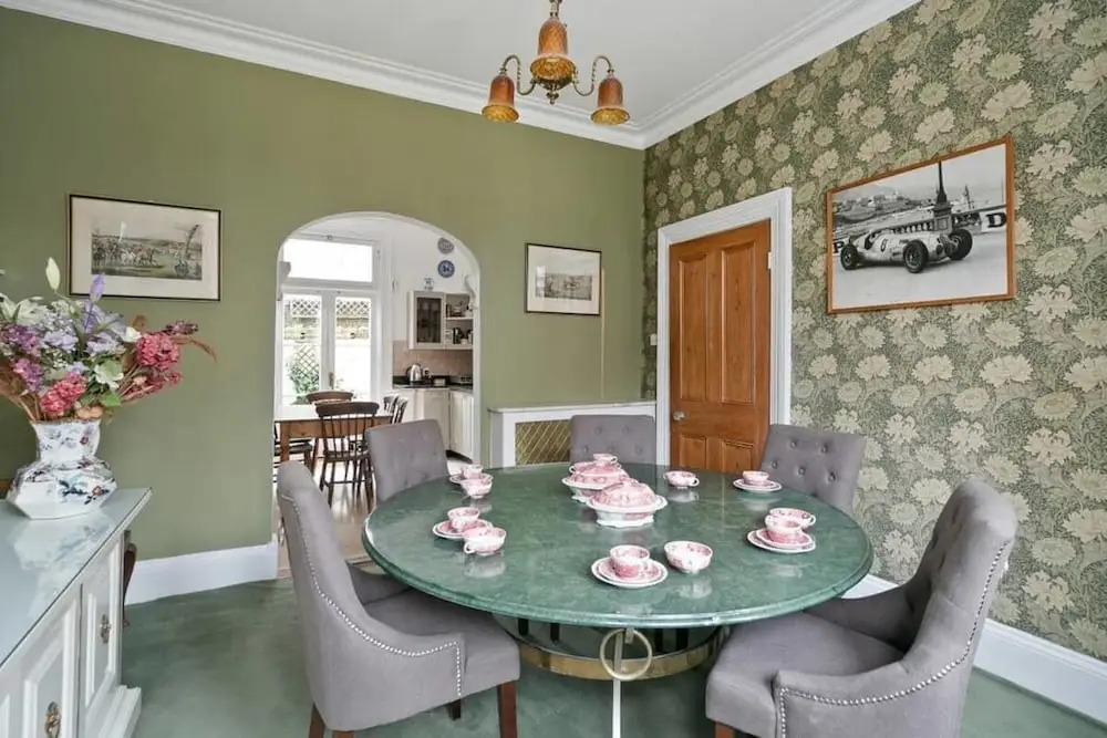 Special Offer- 5 bed Victorian in Zone2