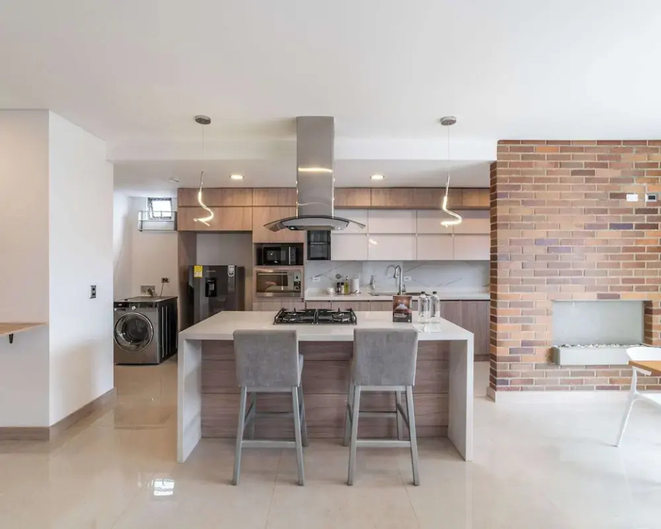 w Elegant 3BR w Outdoor Balcony