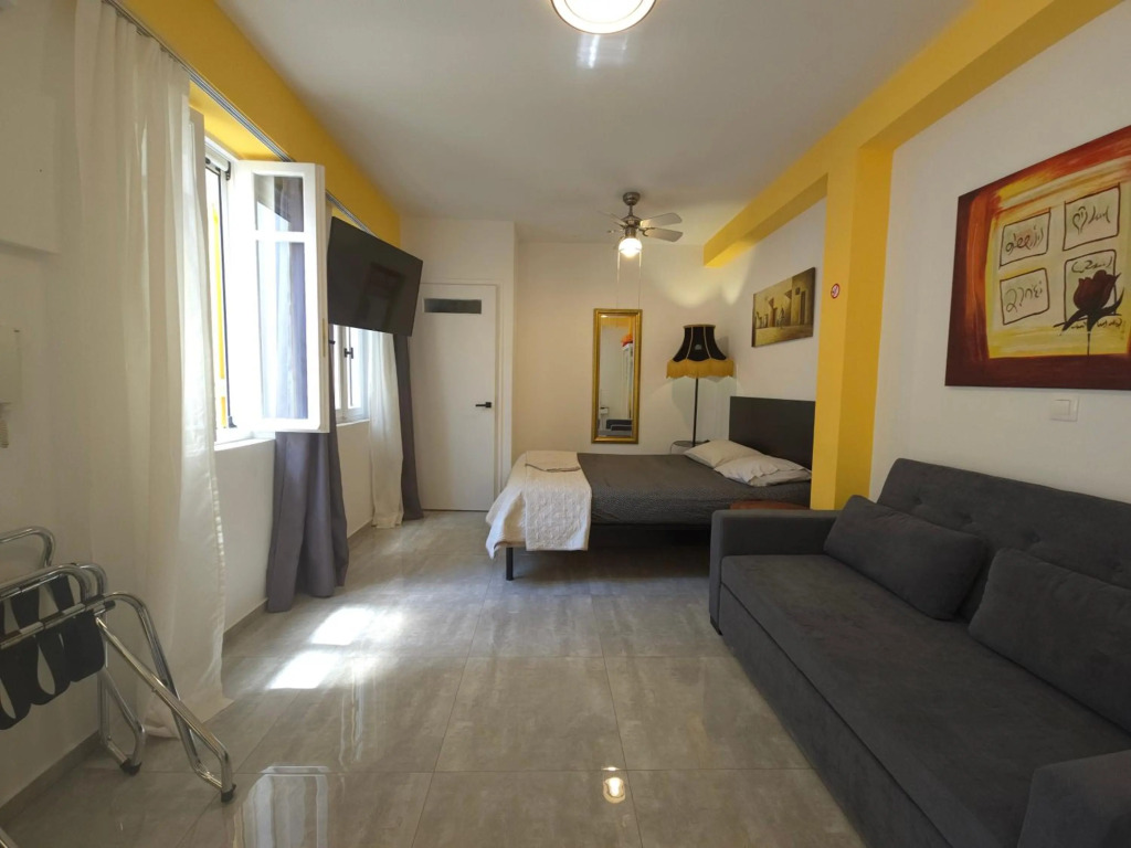 Sunny 35 sq m @historic center-bohemian Psyri-VFM