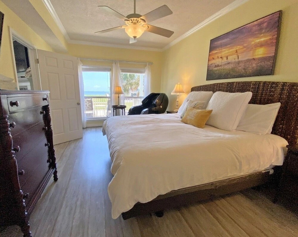 Stay Salty 3 Bedroom Home by RedAwning
