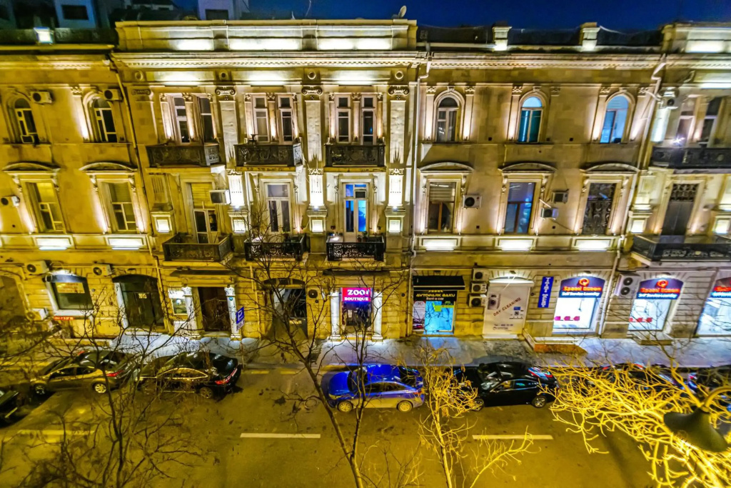 M Estate. Targovu. Nizami Street 4 room. (021).