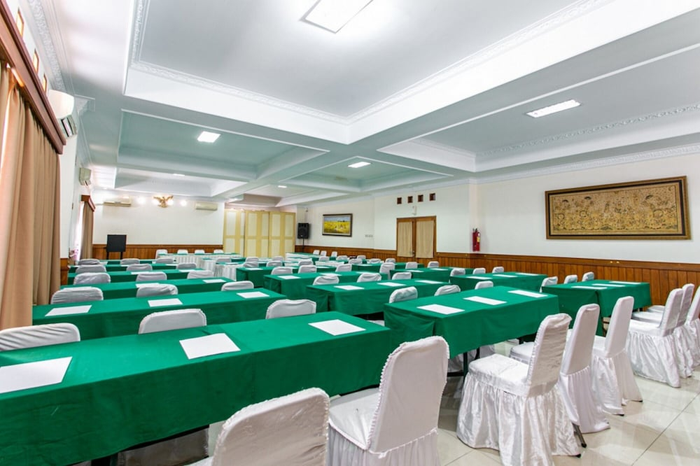RedDoorz Plus near Alun Alun Karanganyar