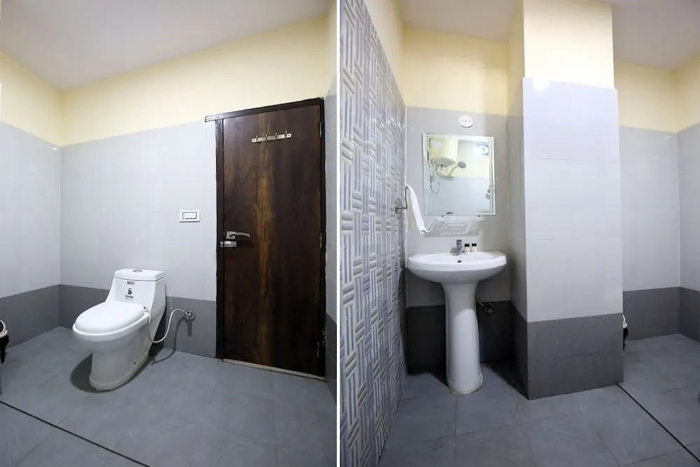 OYO 9323 Hotel Sidana Solitaires