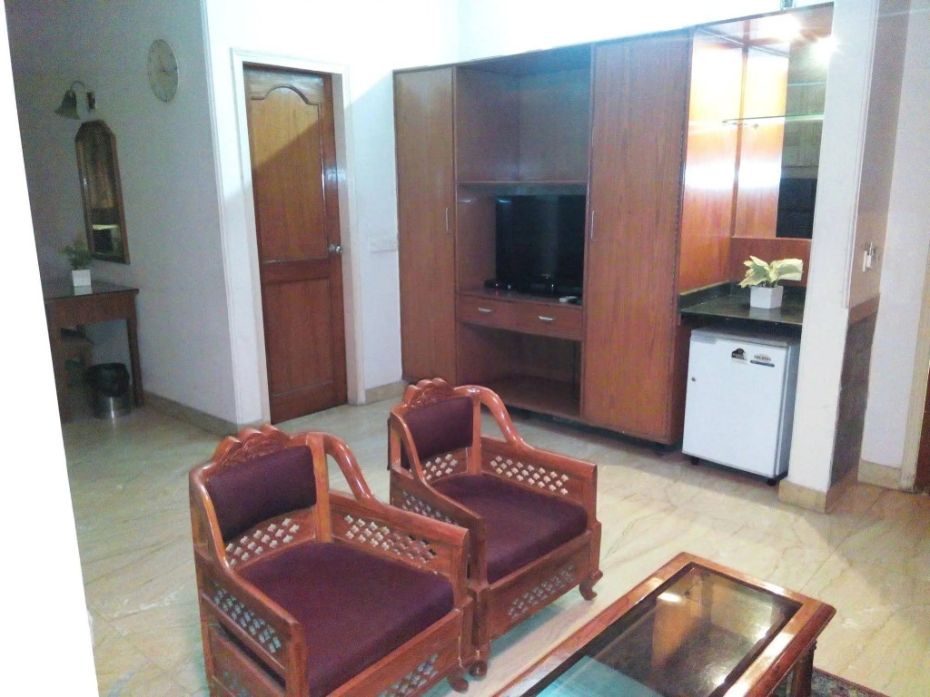Hotel Queens Residency