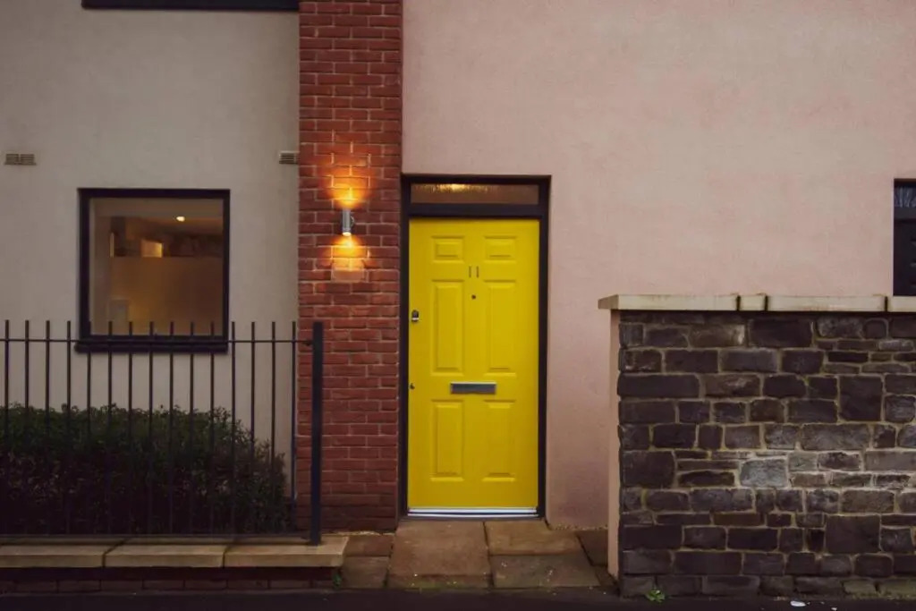 Deluxe Apartment near Cabot Circus w Parking sleeps 5
