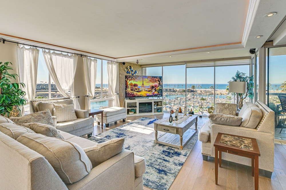 Walk to Beach: Condo w/ Pool Access in Oceanside