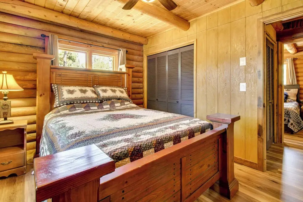 Cozy Log Cabin on 1/2 Acre in Lakeside!