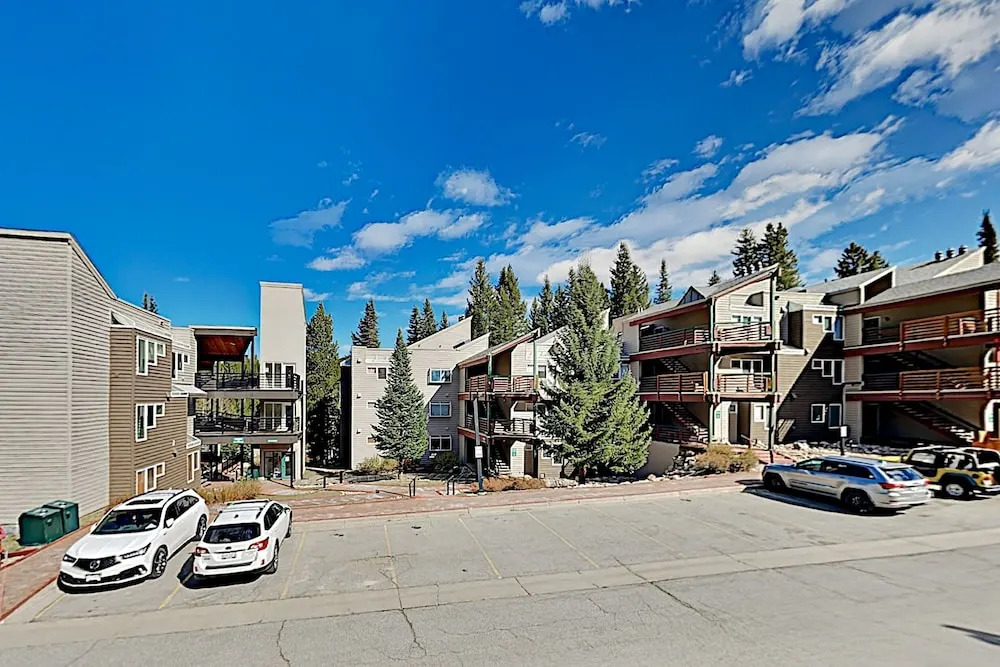 Sophisticated Ski-in/ski-out W/ Balcony & Fireplace 2 Bedroom Condo