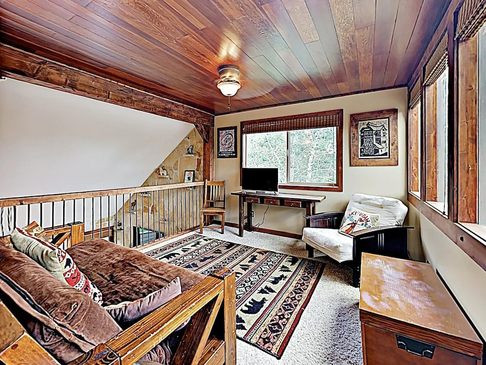 New Listing! Alpine Gem W/ Hot Tub, Near Lift 3 Bedroom Condo