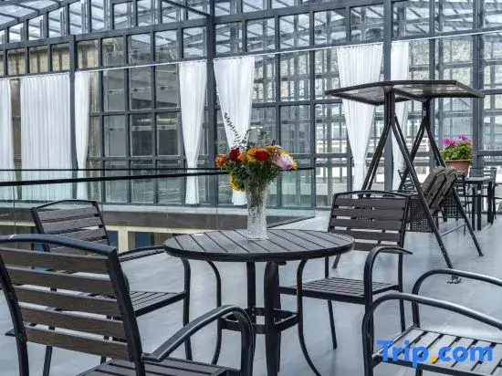 Floral Hotel · Vista Seek Oxygen-Rich View Hotel (Songzanlin Scenic Area Branch)