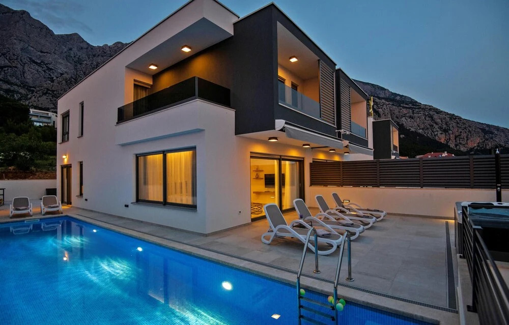 Amazing Home in Makarska with Outdoor Swimming Pool, Hot Tub & WiFi