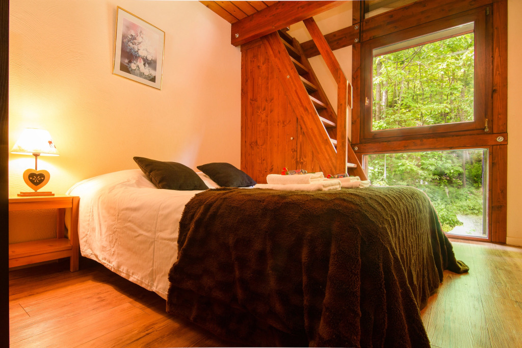 Chalet Chantey Mourry 67 Ski Chalet & Sleeps 8-9 - Happy Rentals