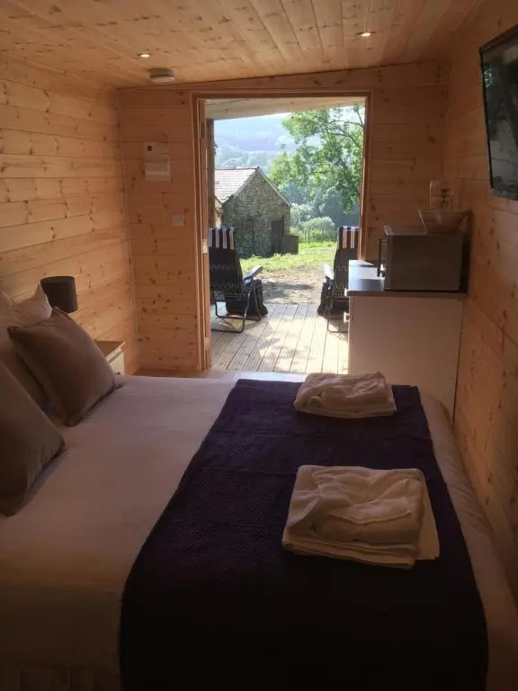 Romantic Getaway Luxury Wooden Cabin with Private Hot Tub And Bbq