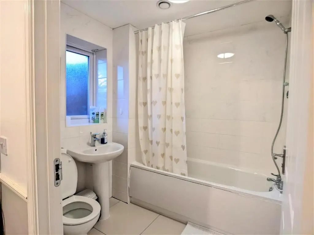 4 Bedrooms 3 Baths Large House Near City Centre, Free Parking