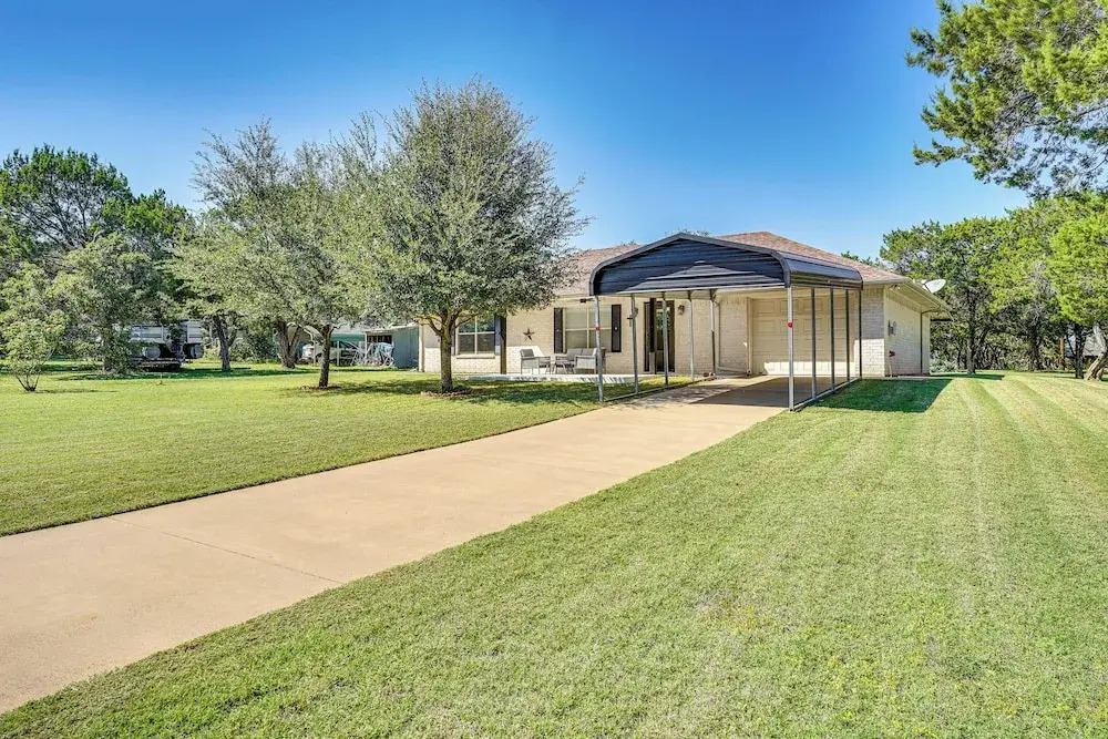 Granbury Cottage, Steps to Lake & Dock!