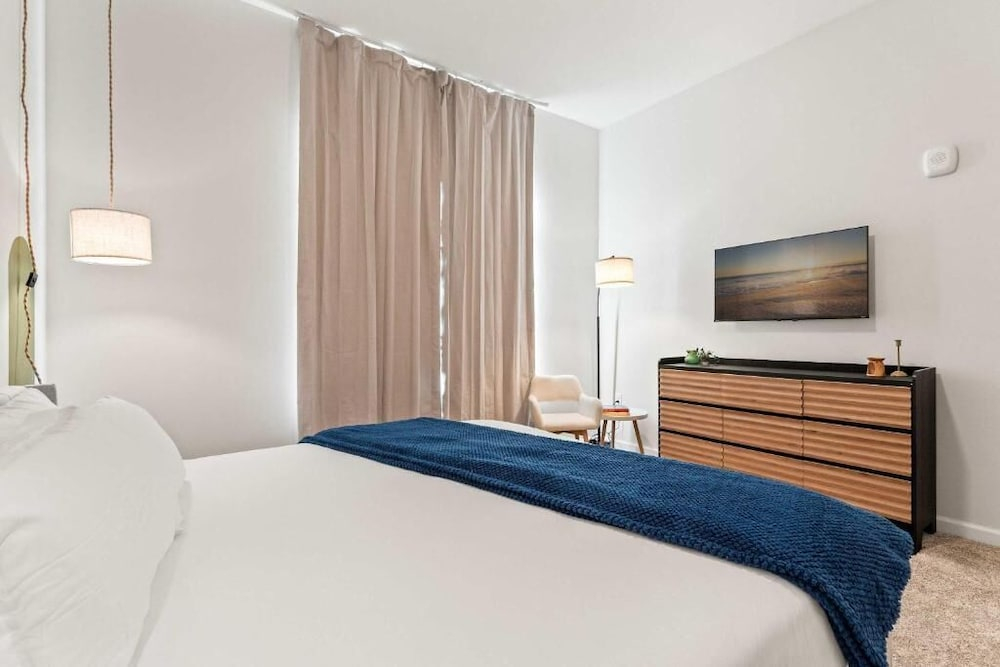 Riviere 3BR Apartment Stylish King Family Pets Friendly Pool & Gym Near Epic Universe