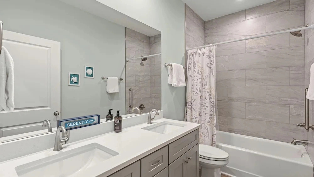 Central Pines by Avantstay 30A Wooded Retreat Hot Tub + Private Yard Near Beaches