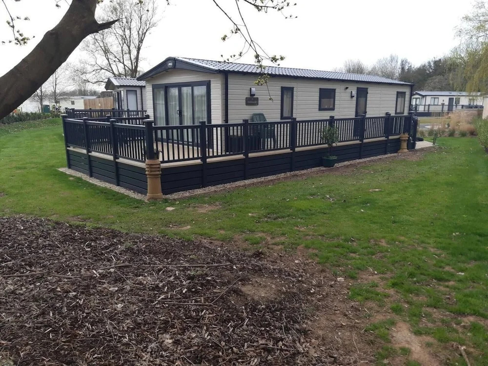 2-bed Lodge Sleeps 4 - Pet Welcome - Fireplace