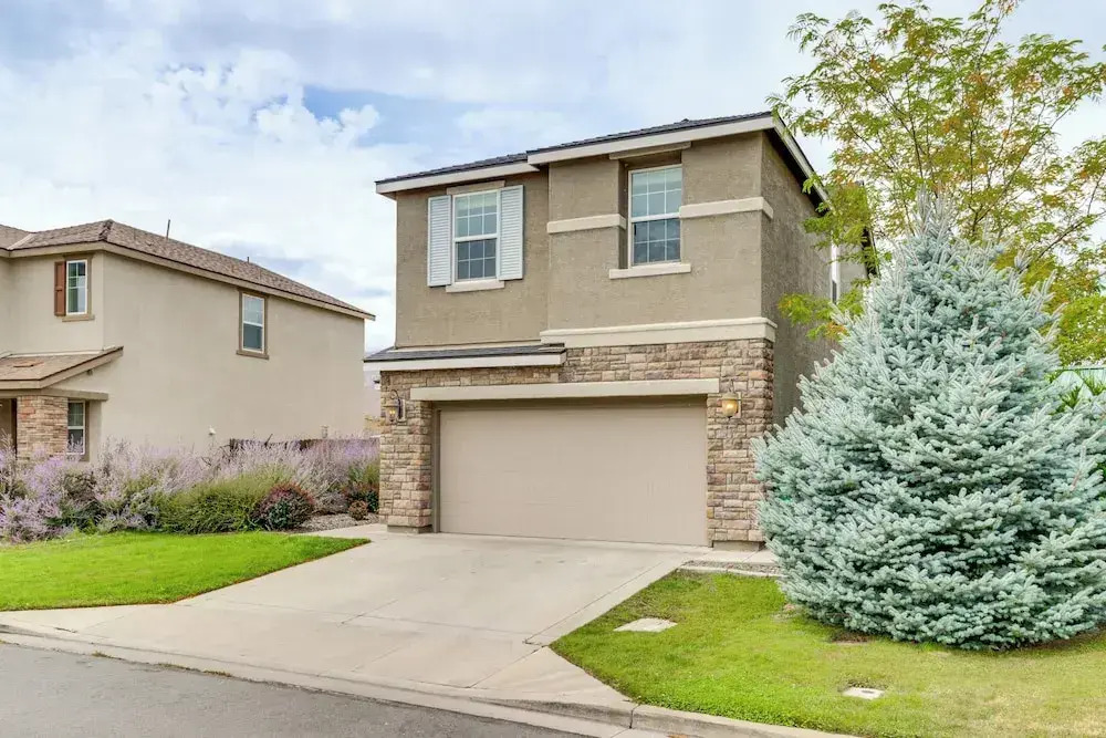6 Mi to Dtwn Reno: Mtn-view Retreat w/ Fireplace!