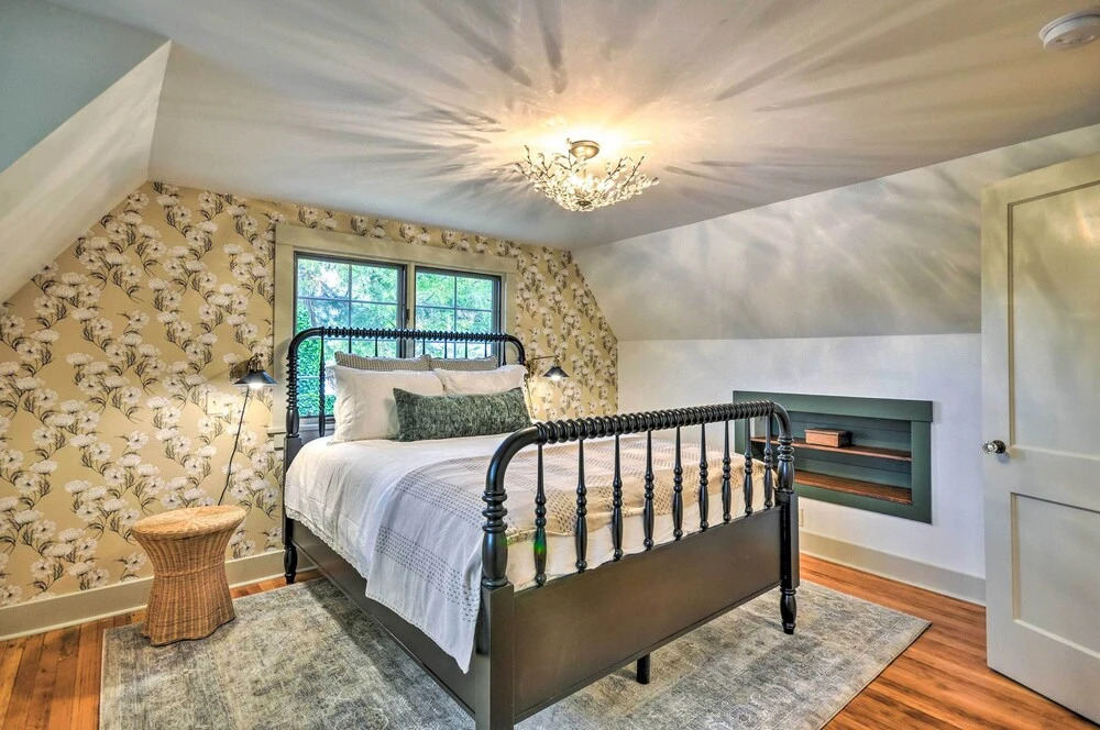 Peaceful + Elegant Cottage w/ Riverside View