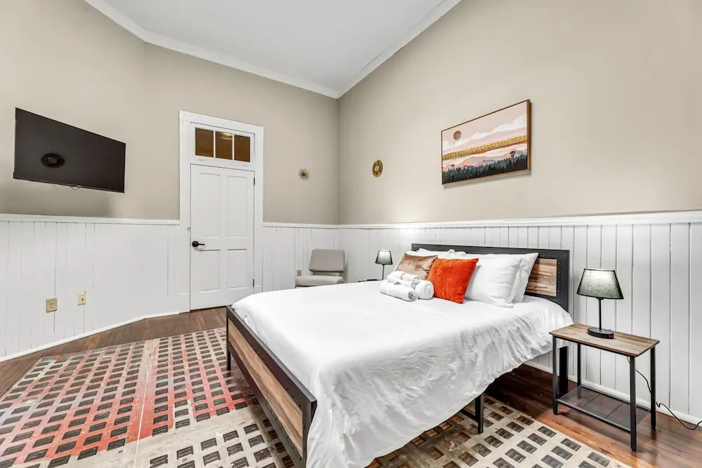 Elm St. Retro Retreat - Downtown Condo