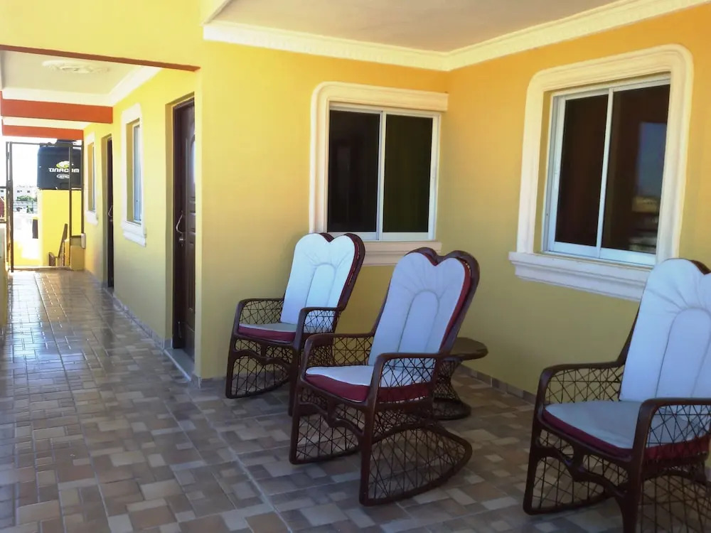 Modern 1-Bedroom Apartment with Private Balcony Fast Wi-Fi Free Parking