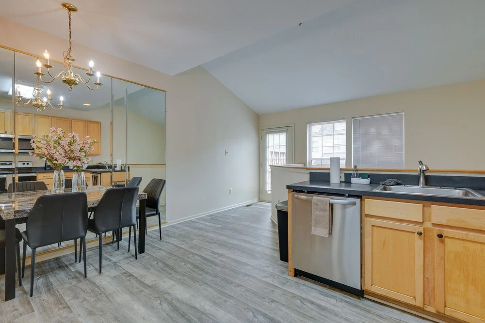 Owings Mills Townhouse: 8 Mi to Liberty Reservoir!