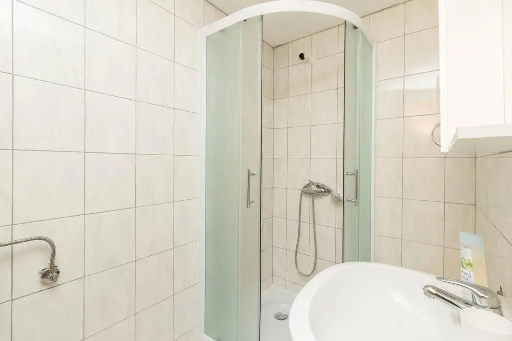 Rooms & Apartment Hegic with parking