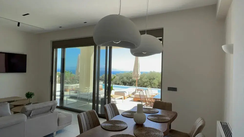 Luxurious Villa Retreat in Lourdata