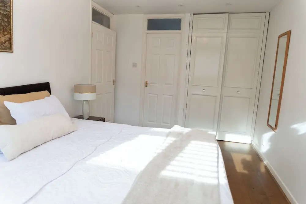 4 Bed House - Sleeps 8 - Hottub - Garden - Parking