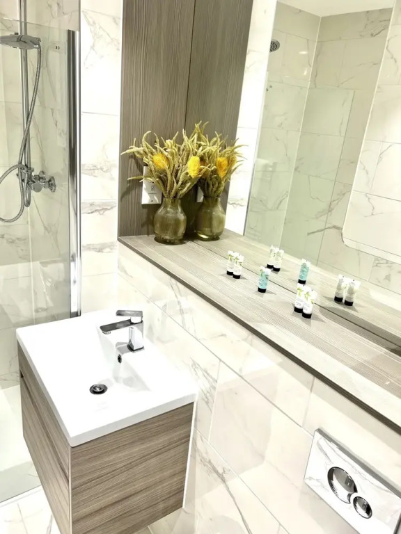 Luxurious MK City apartment- walk to train station