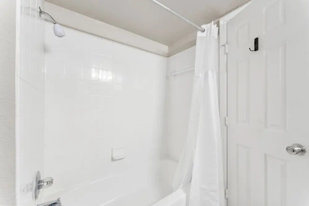 Spacious 2BR King Suites w Pool, Gym, Laundry - Close to Downtown