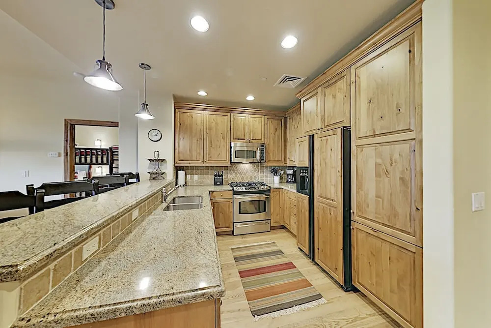 Ski-in/ski-out All-suite W/ Pool, Gym & Hot Tubs 2 Bedroom Condo