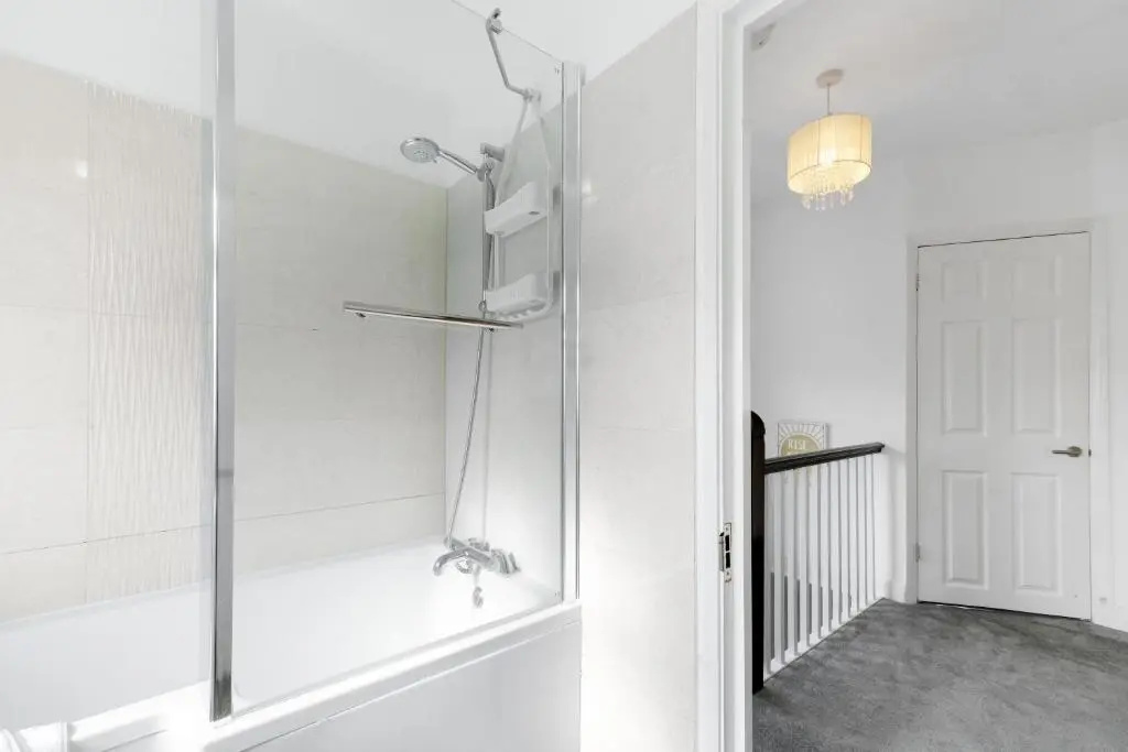Harrow Hse 3 Bedrooms 2 Bathrooms Off Road Parking