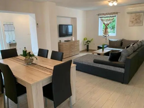 Villa KRK-4 bedrooms, 4 bathrooms with heated pool and jacuzzi, 150m from the sea